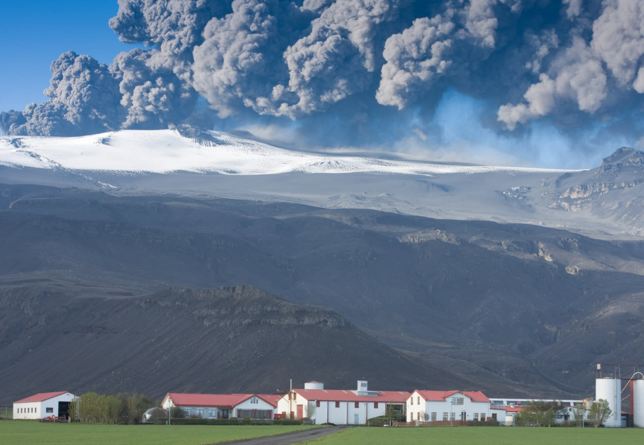 Eruption in Eyjafjallajokull in 2010 close to the farm Þorvaldseyri