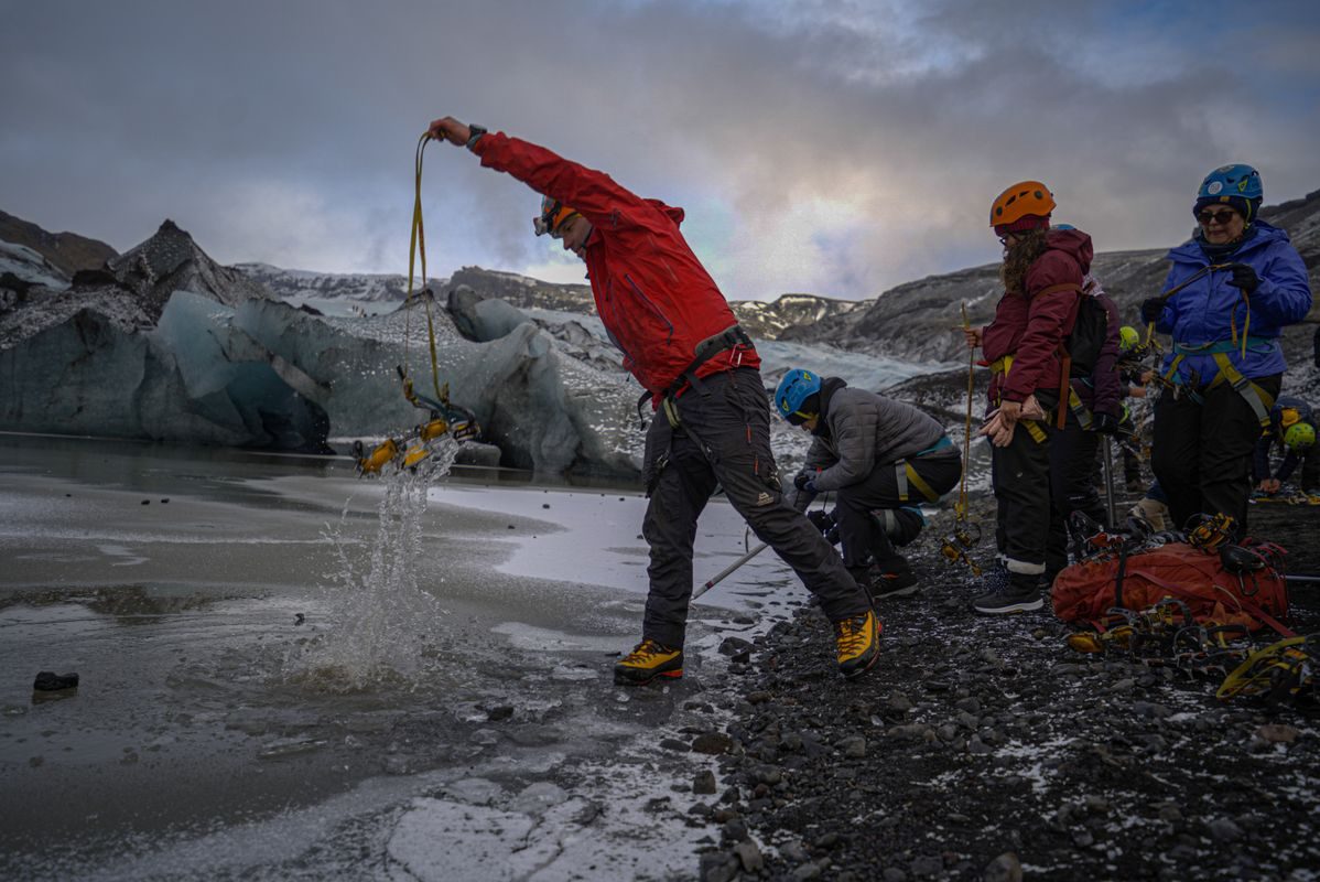 Caminata por el glaciar Sólheimajökull con guía en español tour in Iceland