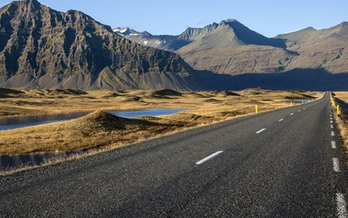 Road and mountain scenery near Höfn