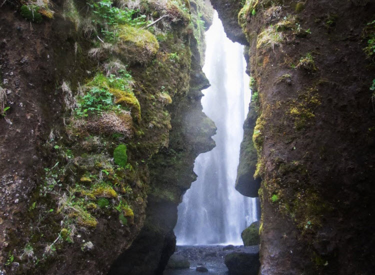 On the way to Gljufrabui waterfall