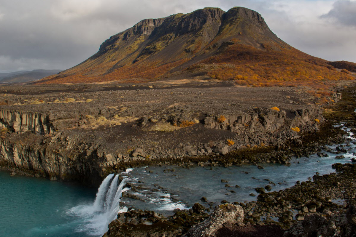 The view over Þjofafoss waterfall with the mountain Búrfell in the background