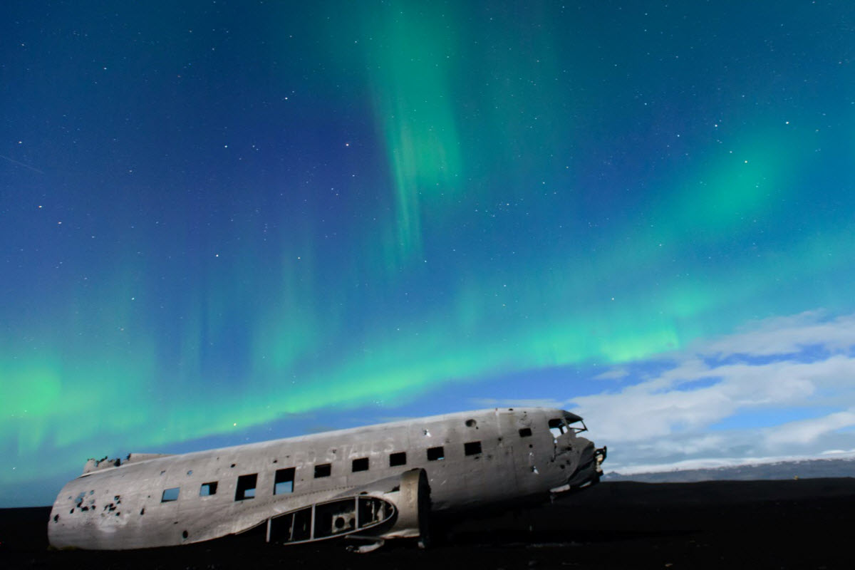 Douglas DC-3的坠机在Sólheimasandur黑沙滩上和北极光