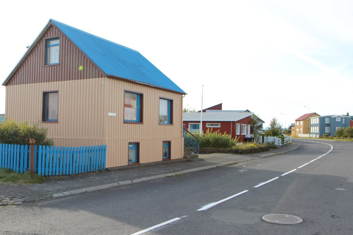 There are many old houses in Eyrarbakki