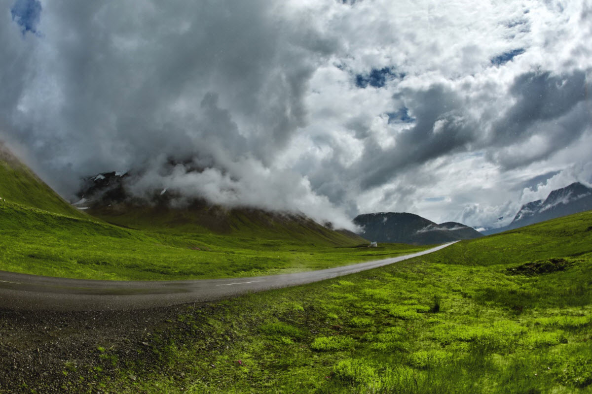 The road to Ísafjörður with beautiful surroundings on the way