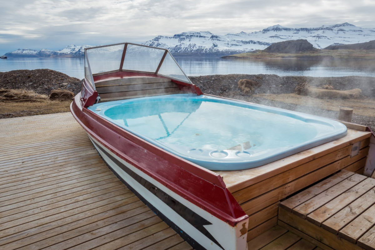 Hot tub with a view at Mjóeyri guesthouse in Eskifjörður