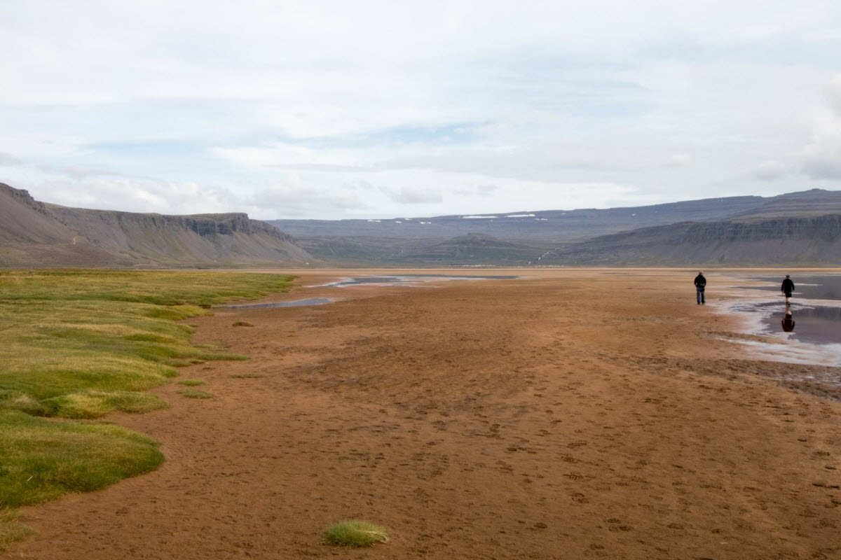 Take a walk along the ocean in Raudisandur 