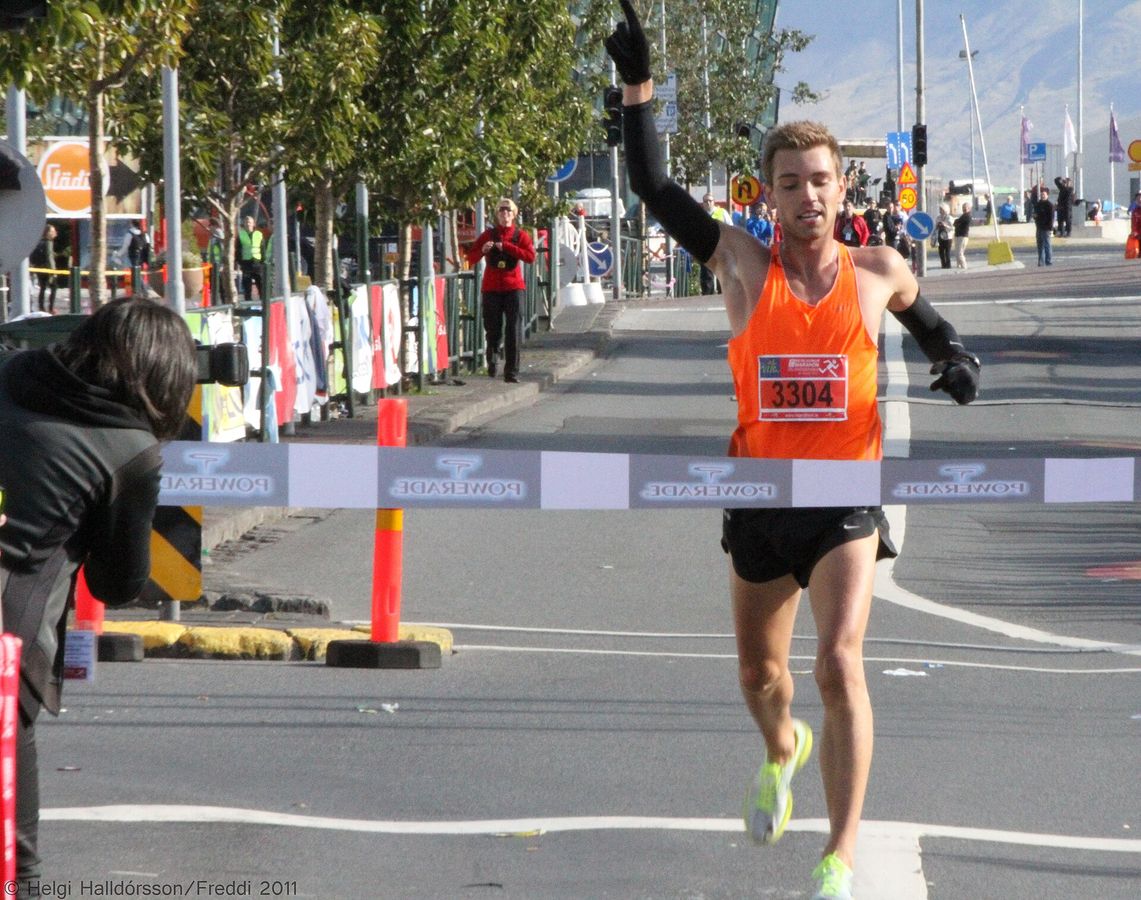 Corredor en el Maratón de Reykjavík en el centro de Reykjavík