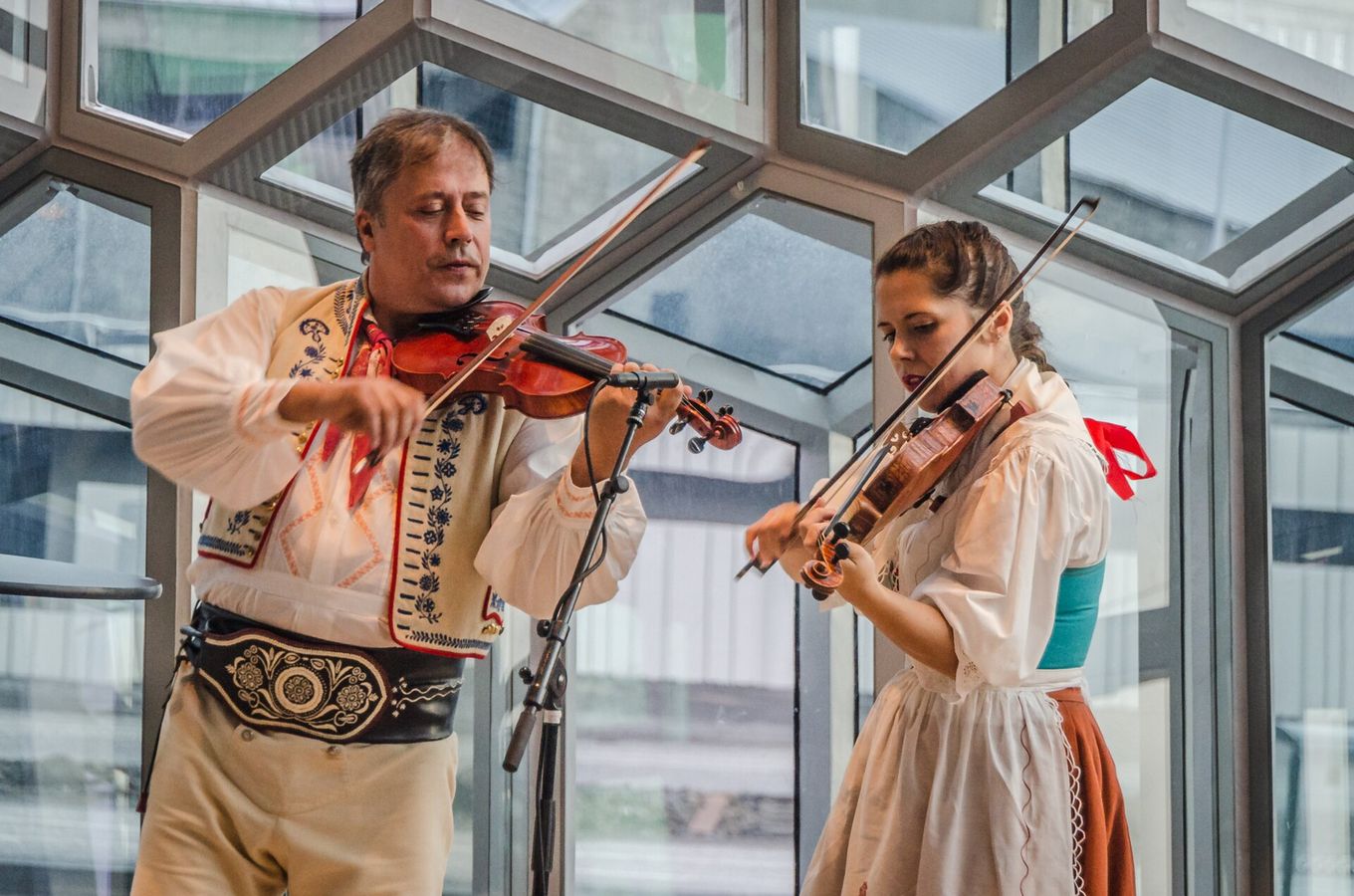 Violinistas actuando en la sala de conciertos Harpa en Reikiavik.