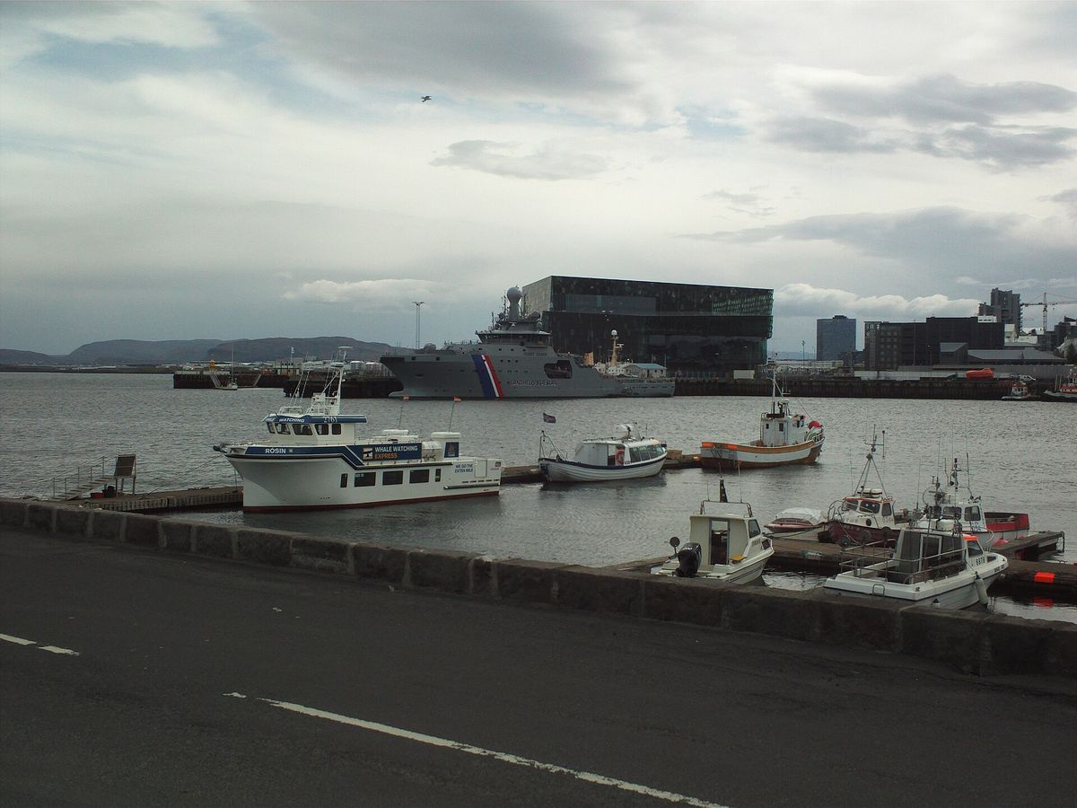 Puerto de Reikiavik con sala de conciertos Harpa