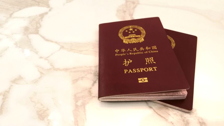Dos pasaportes chinos sobre un fondo de mármol.