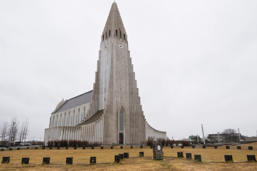 Iglesia Hallgrímskirkja sobre el centro de Reykjavík