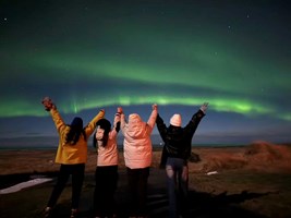 Auroras boreales en minibús con cacao y kleina — excursión en Islandia