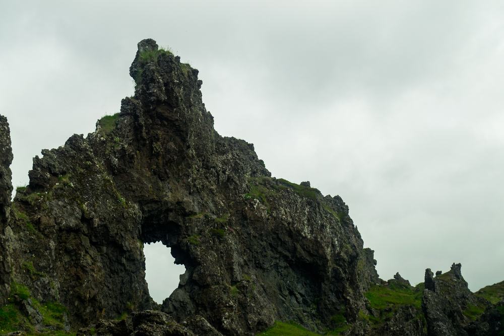 Lava arch and Atlantic coast at Djúpalónssandur on Snæfellsnes